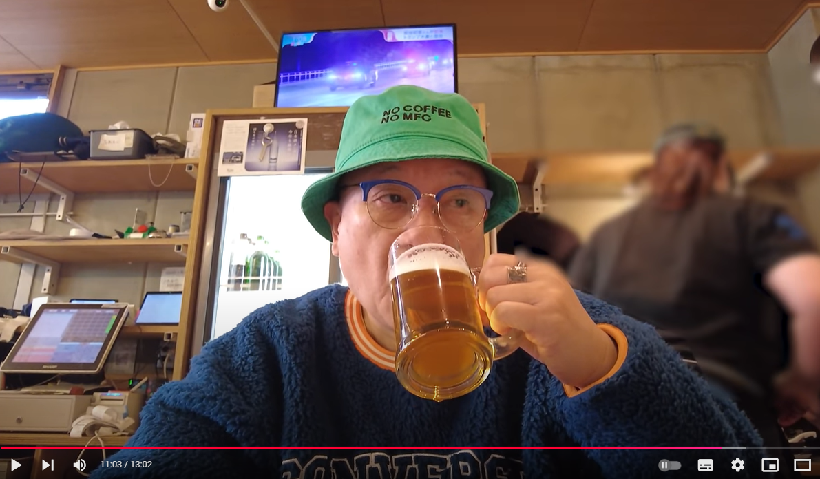 ぺこりーのさん　ビール飲み姿